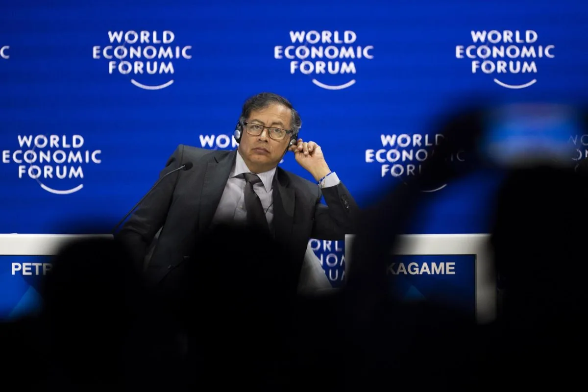 Petro conversa en Davos con Bill Gates sobre inteligencia artificial e inversión verde