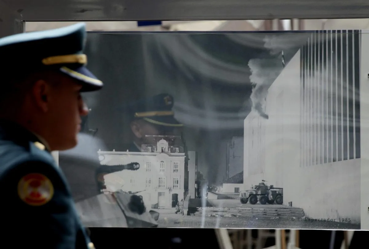 Retiran las condecoraciones a un general colombiano que lideró la retoma del Palacio de Justicia en 1985