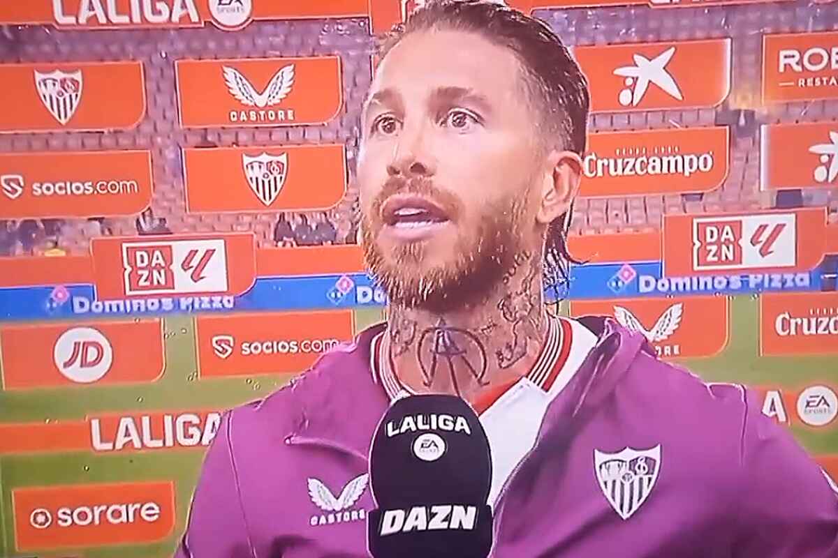 Sergio Ramos manda callar a un aficionado que le increpa tras el partido contra el Athletic