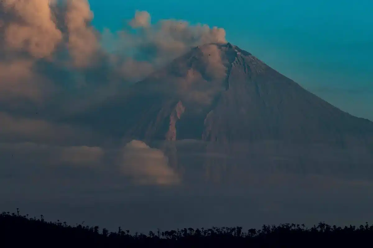 Tres zonas andinas afectadas por la caída leve de ceniza del volcán ecuatoriano Sangay
