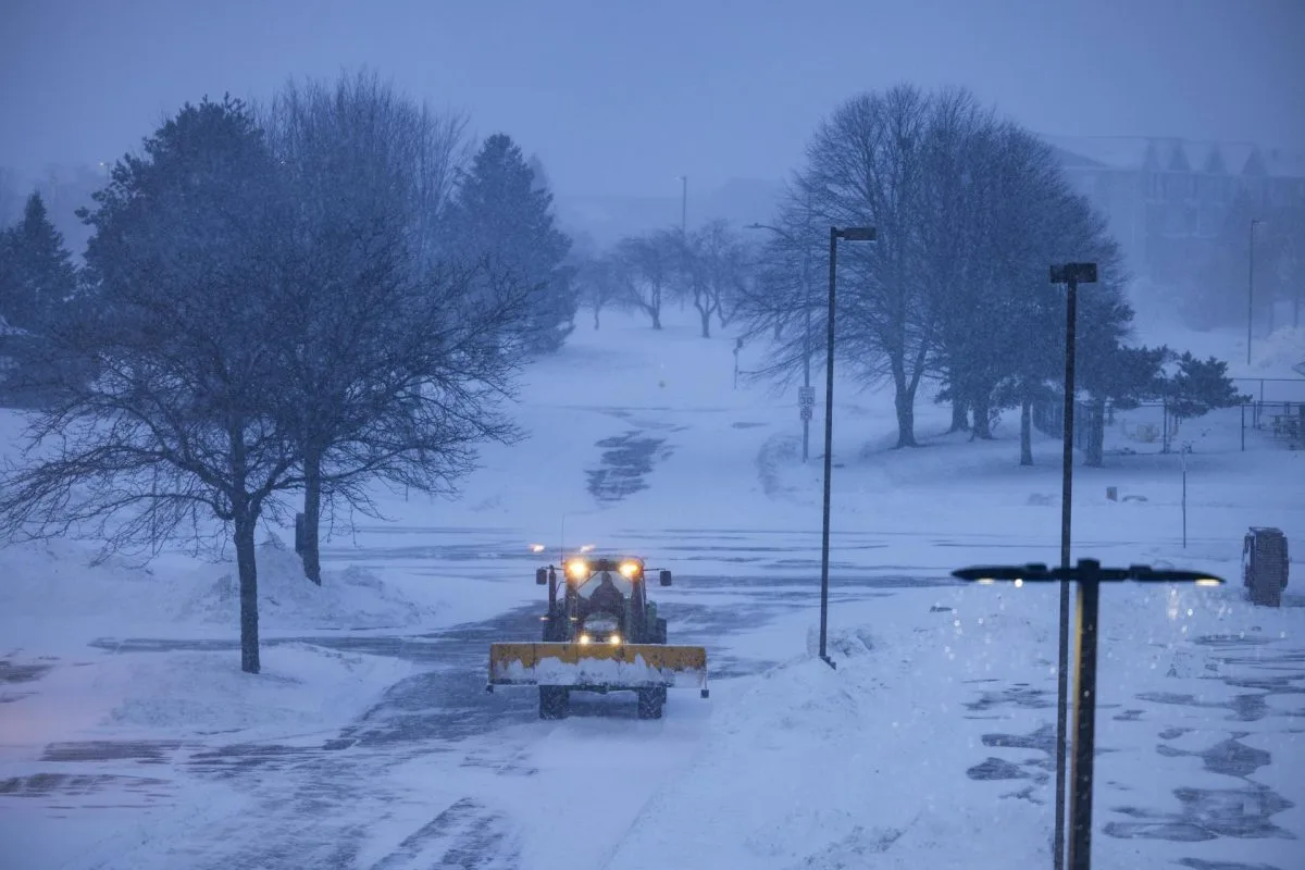 Una fuerte tormenta de nieve cubre el Medio Oeste de EE.UU. e impactará al caucus de Iowa