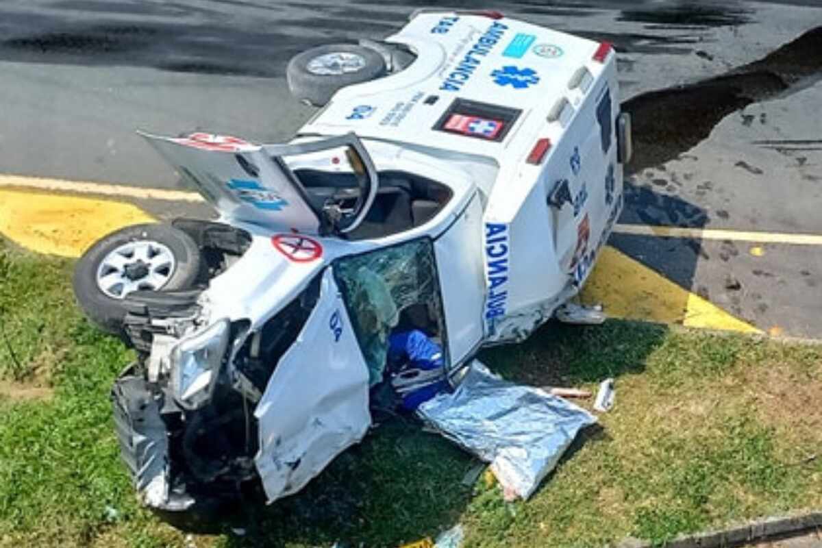 Ambulancia cae de un puente y deja un saldo trágico en la doble calzada Manizales-Chinchiná