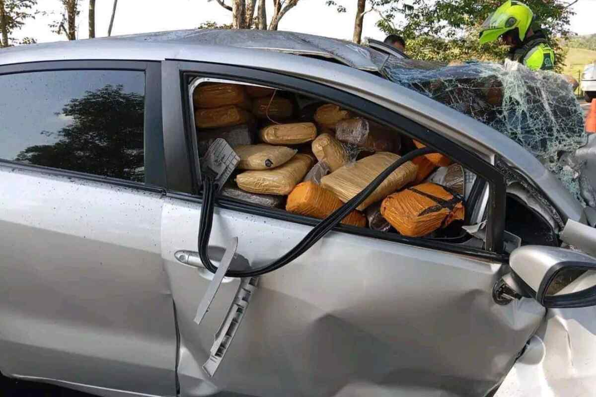Incautan más de 700 kilos de marihuana tras accidente de carro en vía de Santander