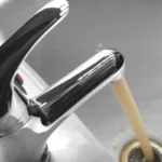 ¿Qué hacer si el agua de tu grifo sale turbia o con mal olor?