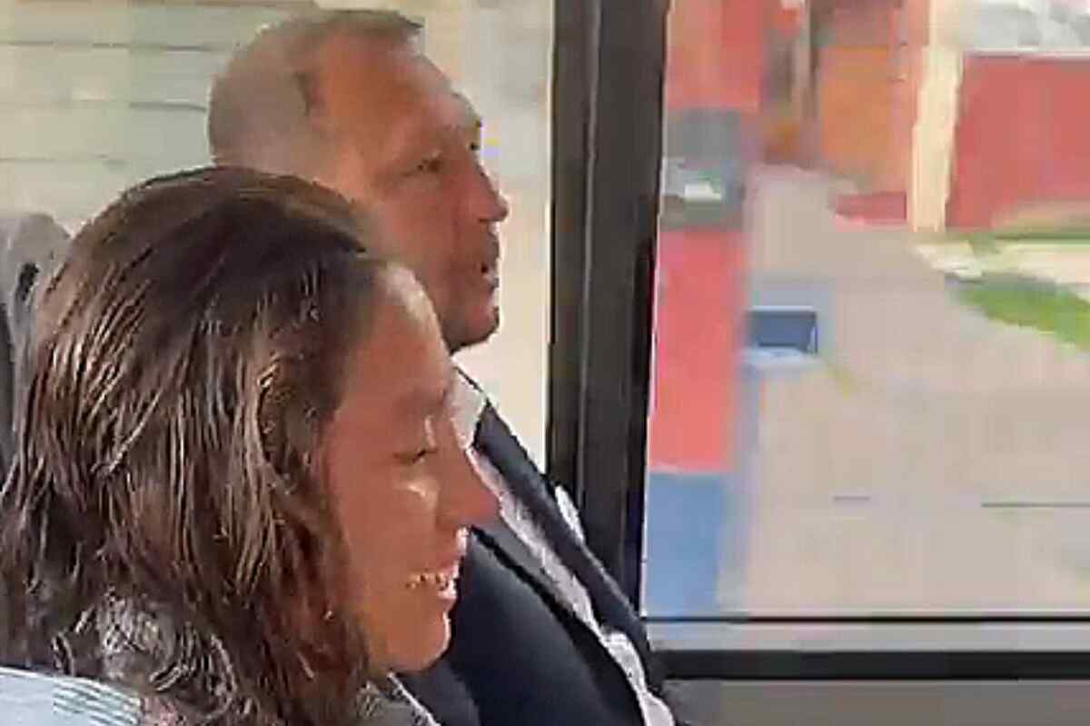 Mikhail Krasnov, el alcalde de Tunja que quiere cambiar la ciudad va al trabajo en bus y propuso un exorcismo