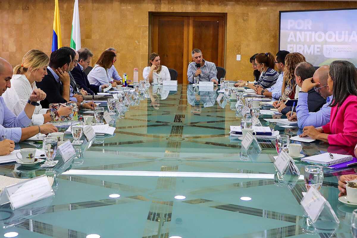 Sin planes ni viajes al exterior, así advirtió el gobernador Andrés Julián Rendón a su gabinete