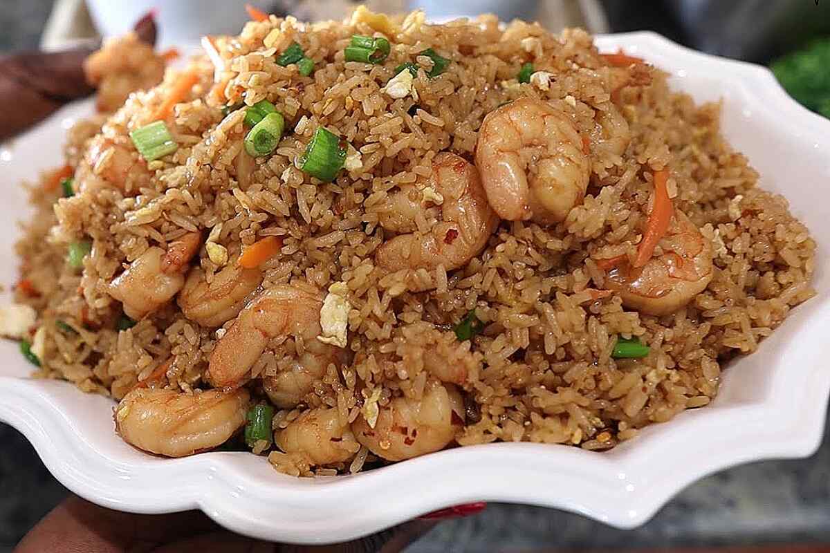 Sorprende a tu familia con esta receta de arroz chino que parece de chef