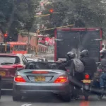 Foto revela el atraco a plena luz del día a conductor de carro convertible en Bogotá