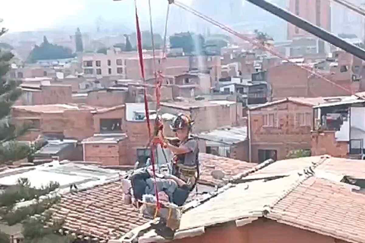 Mujer de 168 kg es rescatada por bomberos tras caer en su apartamento en Bello