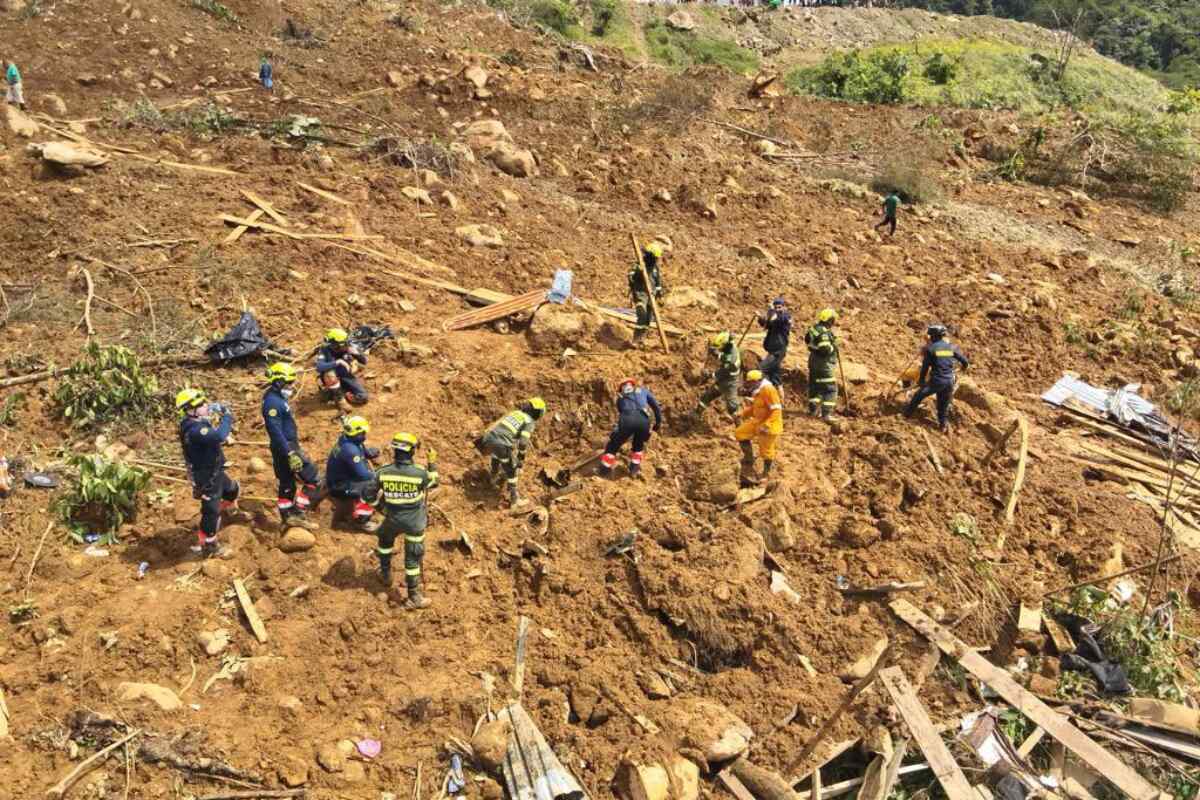 Segundo día de búsqueda deja 35 muertos y siete desaparecidos tras alud en el Chocó