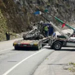 vía al llano- El camión cisterna que se incendió en el túnel Quebrada Blanca es extraído con grúas