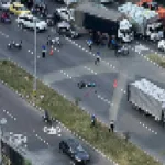 Un camión colisiona contra dos ciclistas en Medellín: uno pierde la vida y otro resulta lesionado