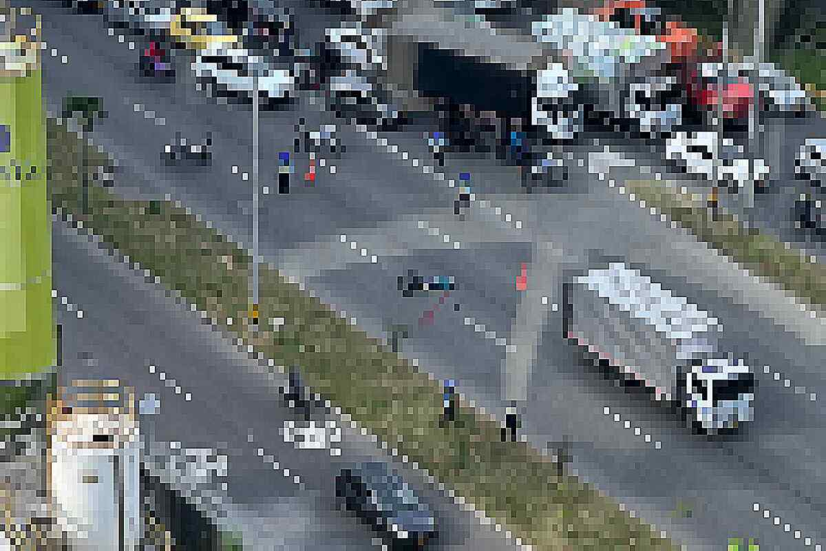 Un camión colisiona contra dos ciclistas en Medellín: uno pierde la vida y otro resulta lesionado