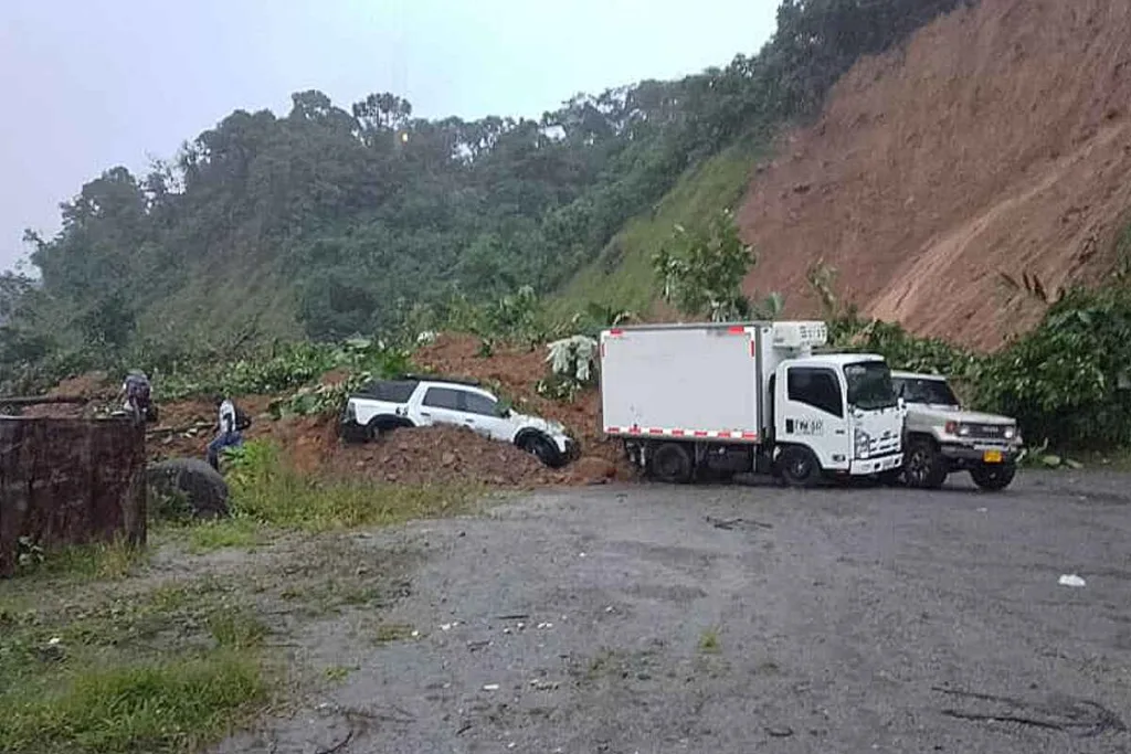 Derrumbes en la vía Quibdó-Medellín sepultan a 50 personas que esperaban la reapertura de la carretera