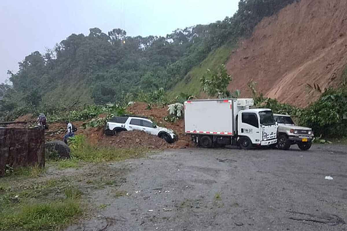 Reportan 50 personas atrapadas bajo los derrumbes en la vía entre Quibdó y Medellín