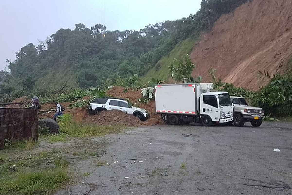 Derrumbes en la vía Quibdó-Medellín sepultan a 50 personas que esperaban la reapertura de la carretera-petro visita chocó