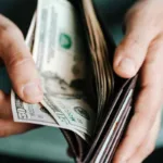 Los riesgos y oportunidades de comprar dólares en Latinoamérica en tiempos de crisis