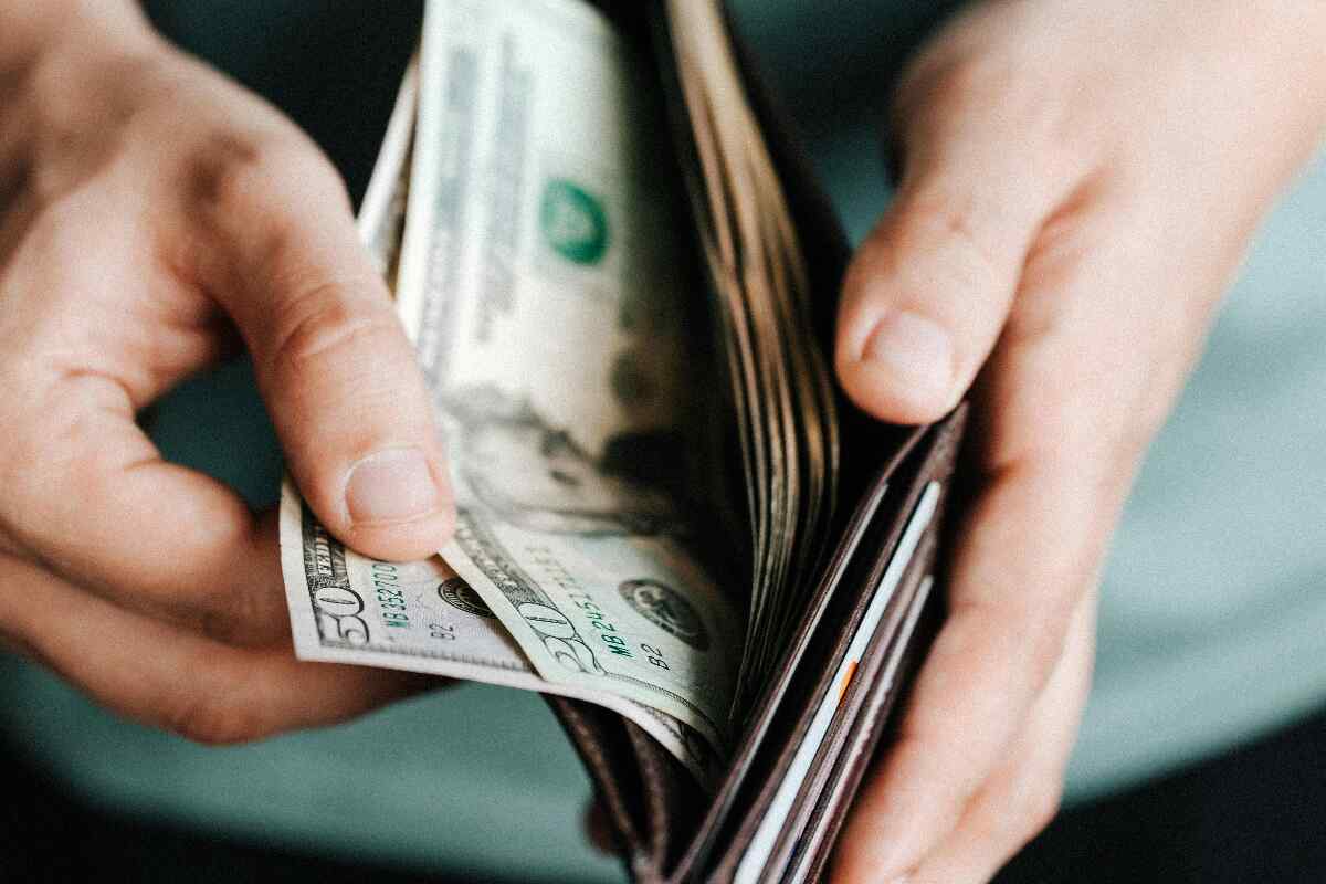 Los riesgos y oportunidades de comprar dólares en Latinoamérica en tiempos de crisis
