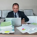 El fiscal César Suárez, quien investigaba el violento asalto al canal TC Televisión, fue asesinado a balazos este miércoles en Guayaquil. El funcionario fue atacado por hombres armados que le dispararon por la ventana de su camioneta, cuando se movilizaba por el sector de Los Ceibos. César Suárez Pilay era parte de la UNIDOT, una unidad especializada en la lucha contra la delincuencia organizada transnacional, creada recientemente por el gobierno del presidente Daniel Noboa. El fiscal estaba a cargo de la investigación del asalto al canal TC Televisión, ocurrido el pasado 9 de enero, cuando 13 sujetos encapuchados irrumpieron en una transmisión en vivo y amenazaron con armas a los periodistas y trabajadores. El asalto al canal fue calificado por el presidente Noboa como un acto de terrorismo y una declaración de guerra de las bandas criminales al Estado. El mandatario anunció la activación de un estado de excepción y el despliegue de las fuerzas armadas para combatir a los grupos delictivos que operan en el país. El fiscal Suárez había interrogado a los detenidos por el asalto al canal, pero no contaba con protección policial. Según la prensa local, el abogado salió de su oficina en la sede de la Policía Judicial y se dirigió a su vehículo, cuando fue sorprendido por los sicarios que le dispararon desde otro carro. El fiscal recibió varios impactos de bala en la cabeza y murió en el acto. La Policía Nacional y la Fiscalía General iniciaron las investigaciones para esclarecer el homicidio y dar con los responsables. Se presume que se trata de una venganza de las bandas criminales que estarían detrás del asalto al canal. Posibles titulares: • Asesinan al fiscal que investigaba el asalto al canal TC Televisión en Guayaquil • Fiscal que investigaba el caso TC Televisión fue baleado por sicarios en Guayaquil • Muere el fiscal César Suárez, quien llevaba la investigación del asalto al canal TC Televisión