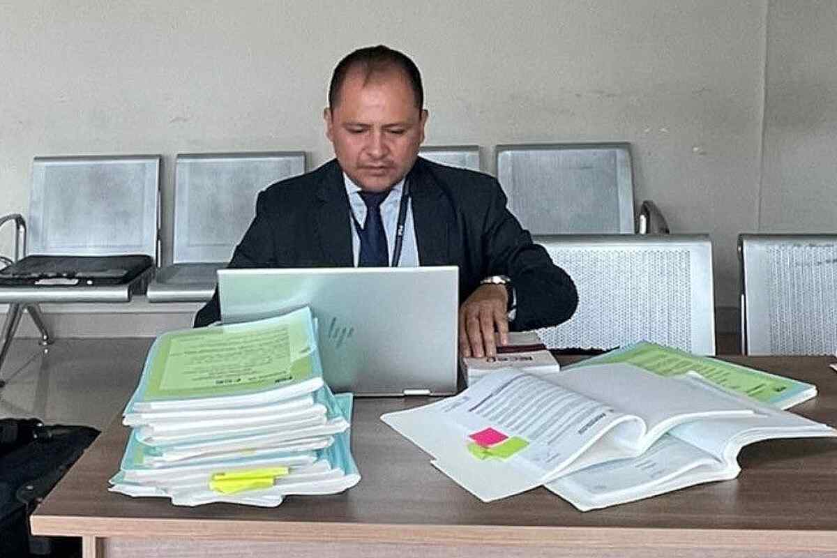 El fiscal César Suárez, quien investigaba el violento asalto al canal TC Televisión, fue asesinado a balazos este miércoles en Guayaquil. El funcionario fue atacado por hombres armados que le dispararon por la ventana de su camioneta, cuando se movilizaba por el sector de Los Ceibos. César Suárez Pilay era parte de la UNIDOT, una unidad especializada en la lucha contra la delincuencia organizada transnacional, creada recientemente por el gobierno del presidente Daniel Noboa. El fiscal estaba a cargo de la investigación del asalto al canal TC Televisión, ocurrido el pasado 9 de enero, cuando 13 sujetos encapuchados irrumpieron en una transmisión en vivo y amenazaron con armas a los periodistas y trabajadores. El asalto al canal fue calificado por el presidente Noboa como un acto de terrorismo y una declaración de guerra de las bandas criminales al Estado. El mandatario anunció la activación de un estado de excepción y el despliegue de las fuerzas armadas para combatir a los grupos delictivos que operan en el país. El fiscal Suárez había interrogado a los detenidos por el asalto al canal, pero no contaba con protección policial. Según la prensa local, el abogado salió de su oficina en la sede de la Policía Judicial y se dirigió a su vehículo, cuando fue sorprendido por los sicarios que le dispararon desde otro carro. El fiscal recibió varios impactos de bala en la cabeza y murió en el acto. La Policía Nacional y la Fiscalía General iniciaron las investigaciones para esclarecer el homicidio y dar con los responsables. Se presume que se trata de una venganza de las bandas criminales que estarían detrás del asalto al canal. Posibles titulares: • Asesinan al fiscal que investigaba el asalto al canal TC Televisión en Guayaquil • Fiscal que investigaba el caso TC Televisión fue baleado por sicarios en Guayaquil • Muere el fiscal César Suárez, quien llevaba la investigación del asalto al canal TC Televisión