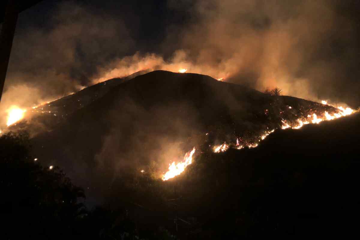 Un incendio vehicular provoca un incendio forestal en el sector del Cabuyal de Cristo Rey en Cali