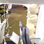 Alaska Airlines: Un pasajero pierde su iPhone por la ventana de un avión que explota y pierde la puerta y lo recupera intacto