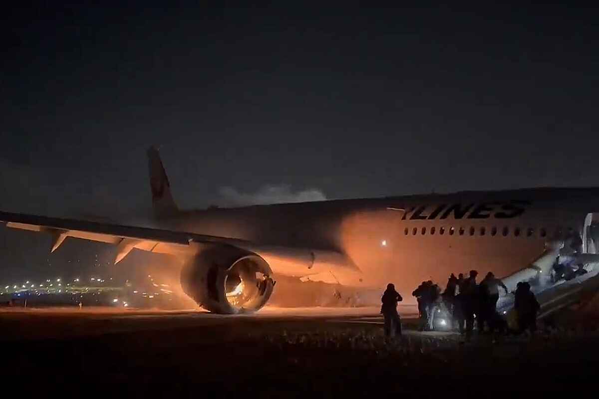 Choque entre avión comercial y avión de la Guardia Costera deja 5 muertos en Tokio
