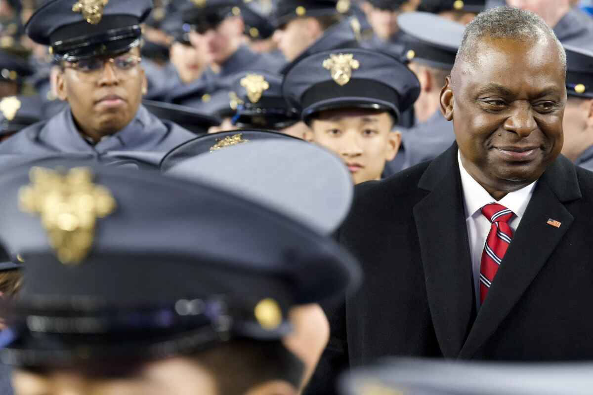 El cáncer de Lloyd Austin, un problema para Biden: el Pentágono ocultó la cirugía del secretario de Defensa