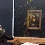 El Louvre evacua la sala de la Mona Lisa tras una protesta con sopa de un grupo ecologista