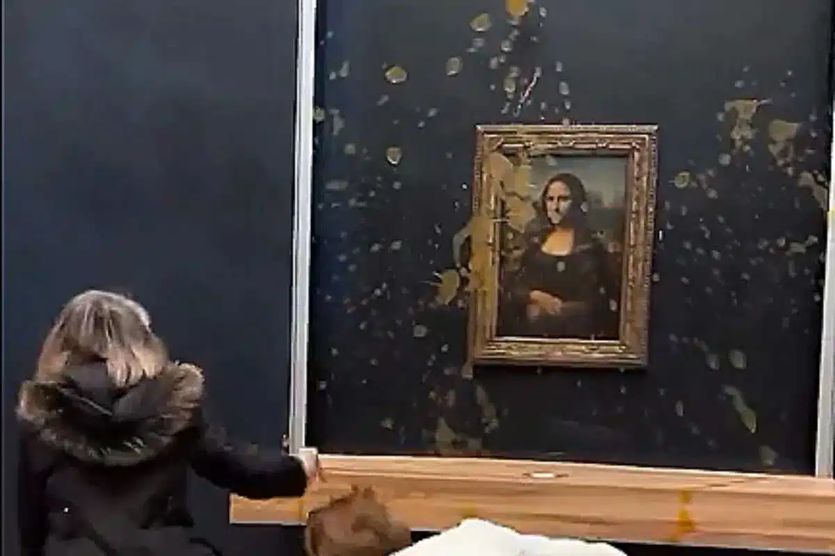 El Louvre evacua la sala de la Mona Lisa tras una protesta con sopa de un grupo ecologista