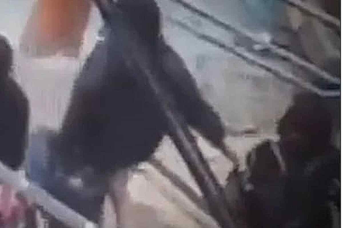 Joven muere tras ser drogado y robado por 3 mujeres que conoció en un bar de Bogotá El hecho ocurrió el pasado 30 de diciembre de 2023, cuando la víctima, identificada como Carlos Jiménez, compartía con unos amigos en un bar del barrio Restrepo. Según el relato de su hermano, el joven se fue de rumba con tres mujeres que conoció en el lugar y las llevó a su casa en el barrio Porvenir, sector dos de la localidad de Usme. Al llegar a la vivienda, las mujeres le habrían suministrado alguna sustancia que le causó la muerte al joven. Luego, aprovecharon para robarle todas sus pertenencias de valor, como dinero, joyas, celulares y ropa, que empacaron en unas maletas. Joven es drogado, robado y asesinado por tres mujeres que conoció en un bar de Bogotá Las mujeres escaparon en un taxi que las esperaba cerca de la casa. Las cámaras de seguridad del sector registraron el momento en que las mujeres salían con las maletas y se subían al vehículo. El cuerpo del joven fue hallado al día siguiente por su hermano, quien denunció el caso ante las autoridades. El hermano dijo que su familiar no tenía problemas con nadie y que era un joven trabajador y responsable. Las autoridades iniciaron la búsqueda de las tres mujeres, que son las principales sospechosas del crimen. Se espera que las imágenes de las cámaras de seguridad y los testimonios de los testigos ayuden a dar con su paradero y a esclarecer los hechos.