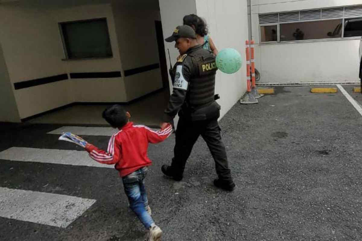 Rescatan a dos niños hermanos que vivían en un cambuche con un desconocido en Medellín