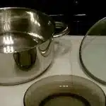 Cómo hacer agua destilada en casa con solo dos ollas y una tapa