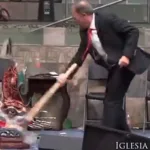 Pastor bautista ataca imágenes de la Virgen de Guadalupe y la Santa Muerte con un hacha y desata la furia en redes sociales