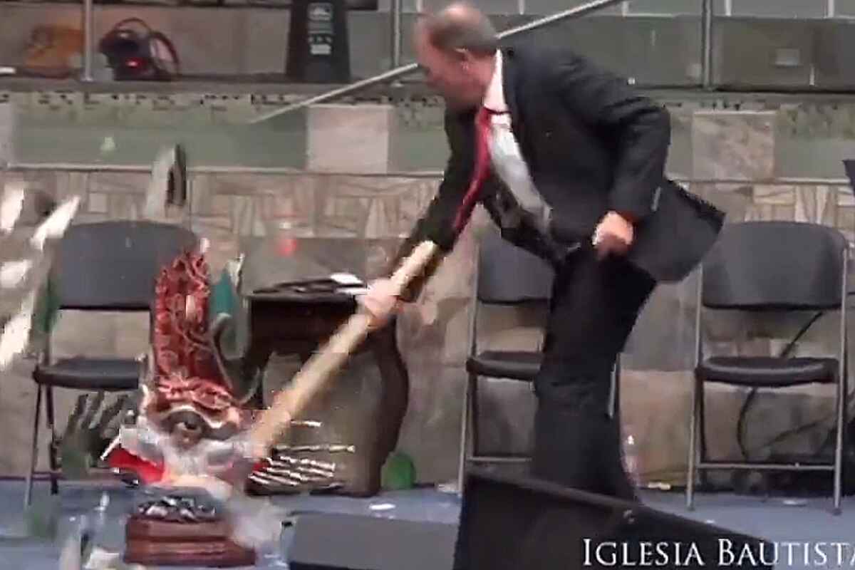 Polémica por pastor bautista que destrozó imágenes de la Virgen de Guadalupe y la Santa Muerte con un hacha