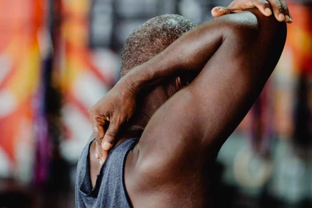 ¿Por qué me duele el hombro al entrenar con pesas? Causas y soluciones