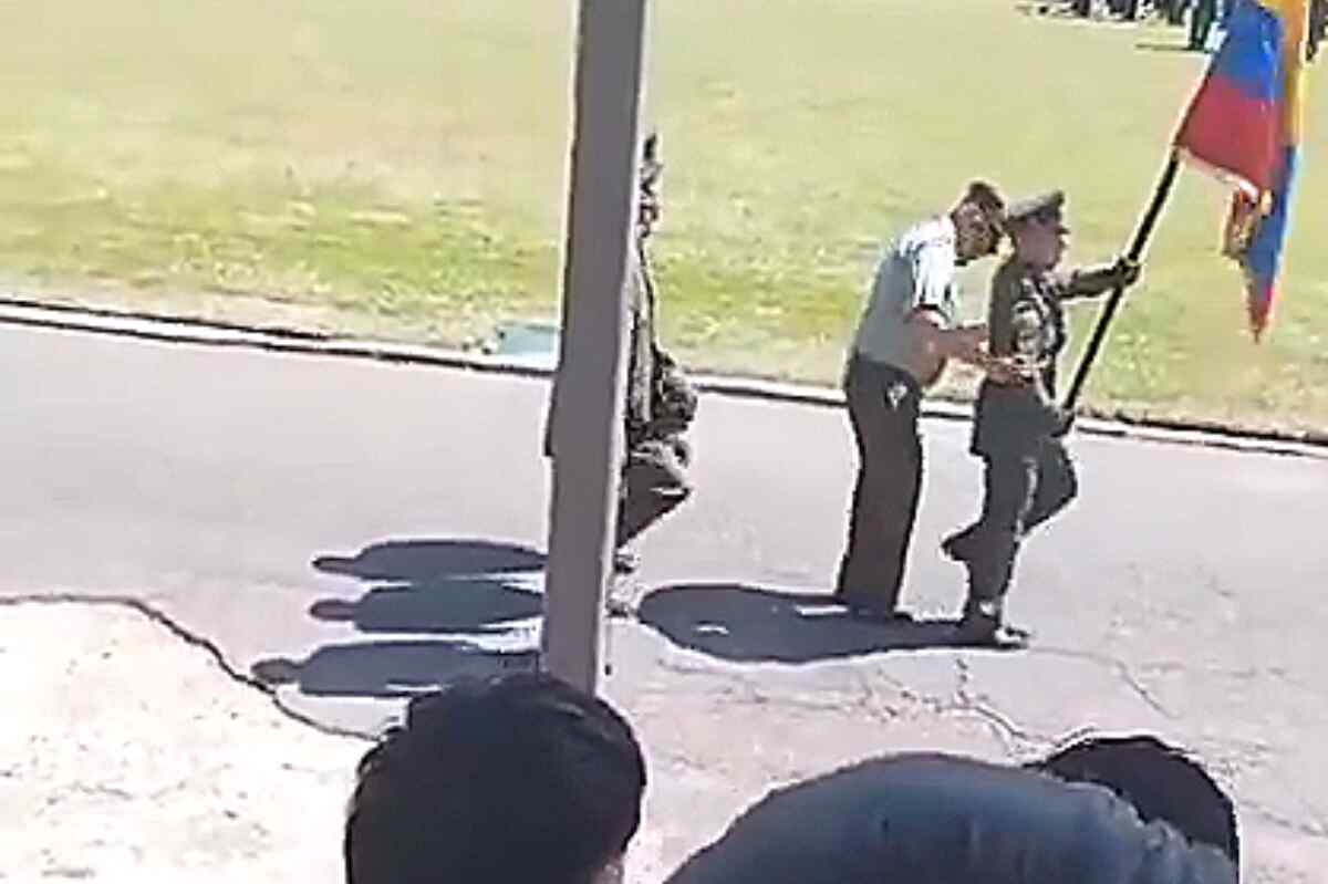 Oficial de policía ayuda a subordinado con zapato dañado durante su ceremonia de ascenso