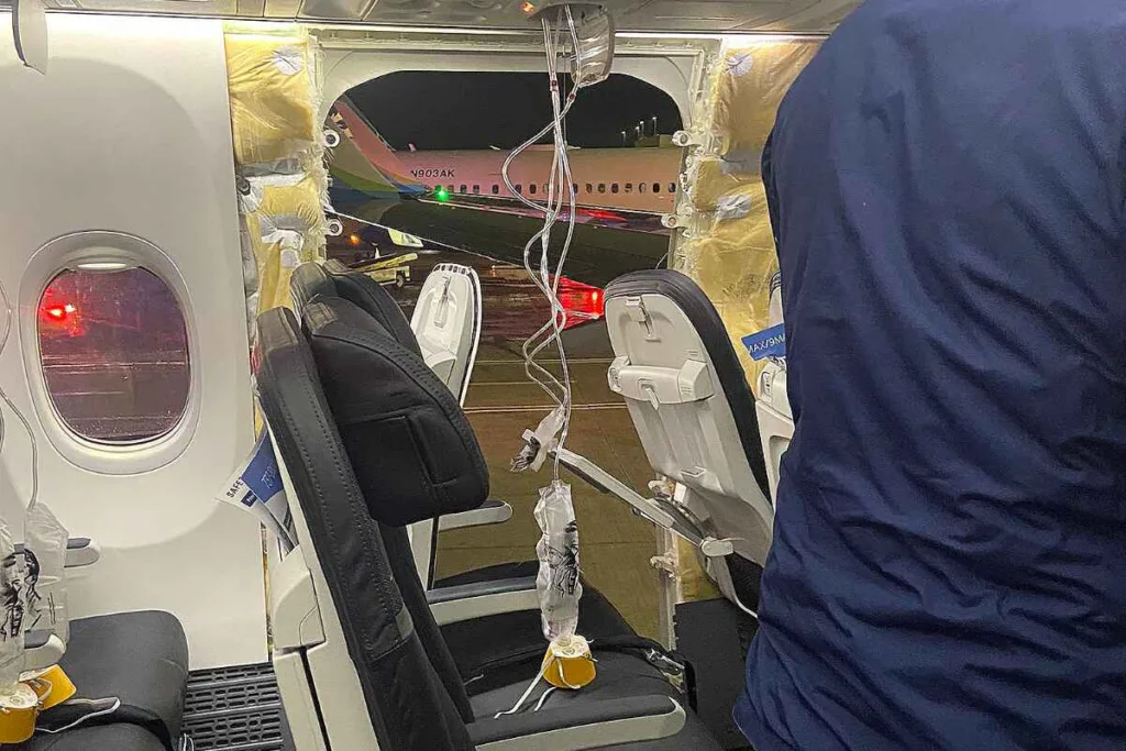 avion-Alaska Airlines: un vuelo a Ontario se devuelve a Portland por una puerta rota