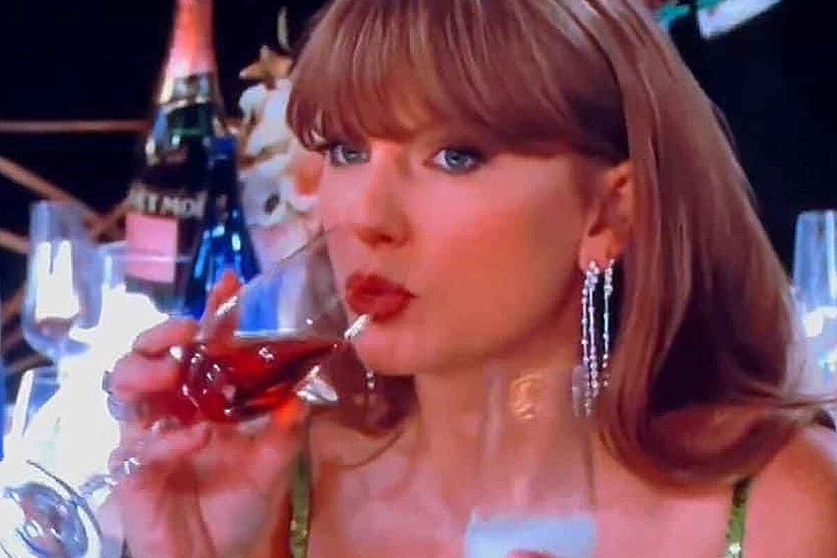 Taylor Swift se pone seria ante el chiste de Jo Koy sobre ella y la NFL en los Globos de Oro