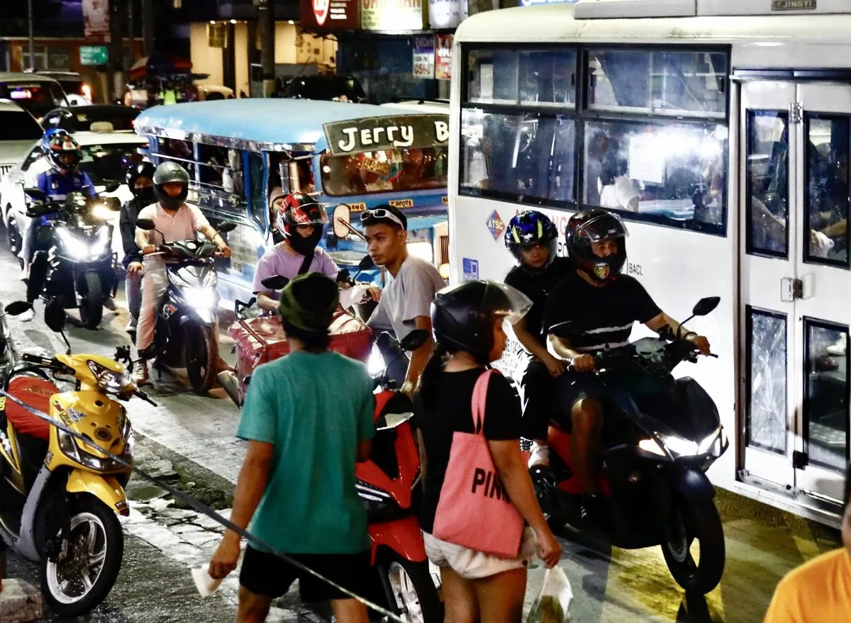 Al menos 15 muertos tras precipitarse un camión por un acantilado en Filipinas