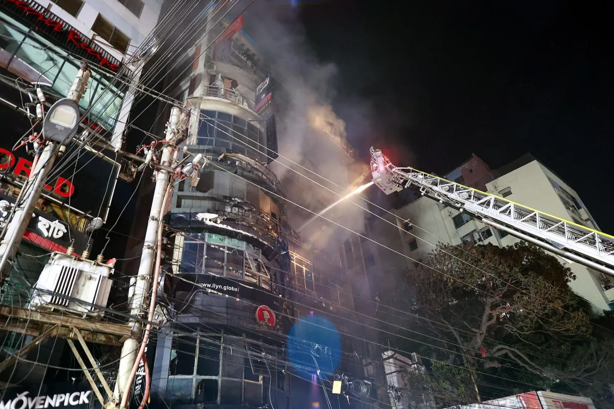 Al menos 43 muertos y 20 heridos deja incendio en un edificio comercial en Bangladesh