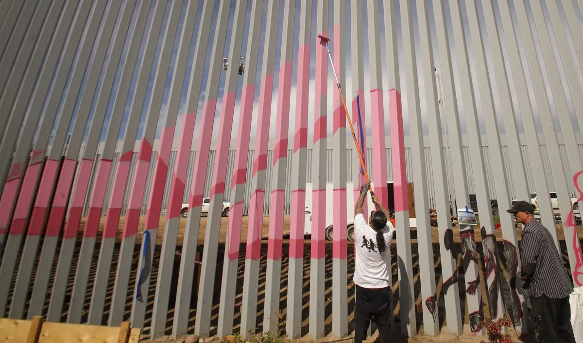 Artistas en México pintan nuevo muro fronterizo de EE.UU. en forma de protesta