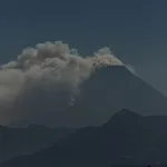 Autoridades de Guatemala combaten un incendio forestal en el volcán de Agua
