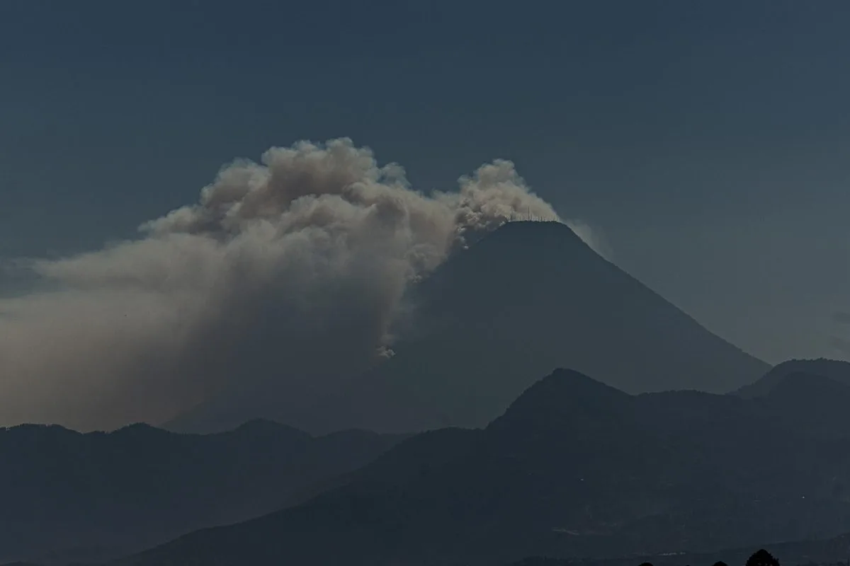 Autoridades de Guatemala combaten un incendio forestal en el volcán de Agua