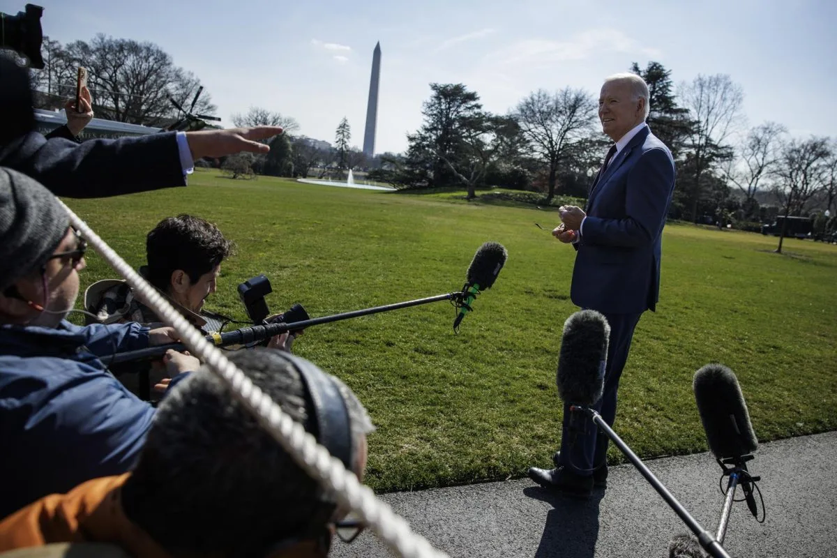Biden dice que dos periodistas se irían de EE.UU. si Trump gana por miedo a ser procesados