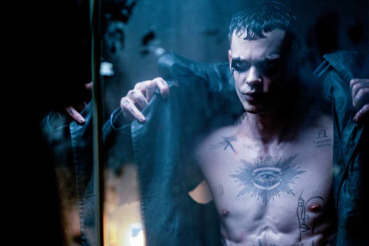 Bill Skarsgård revive al personaje del Cuervo de Brandon Lee en el reinicio de The Crow