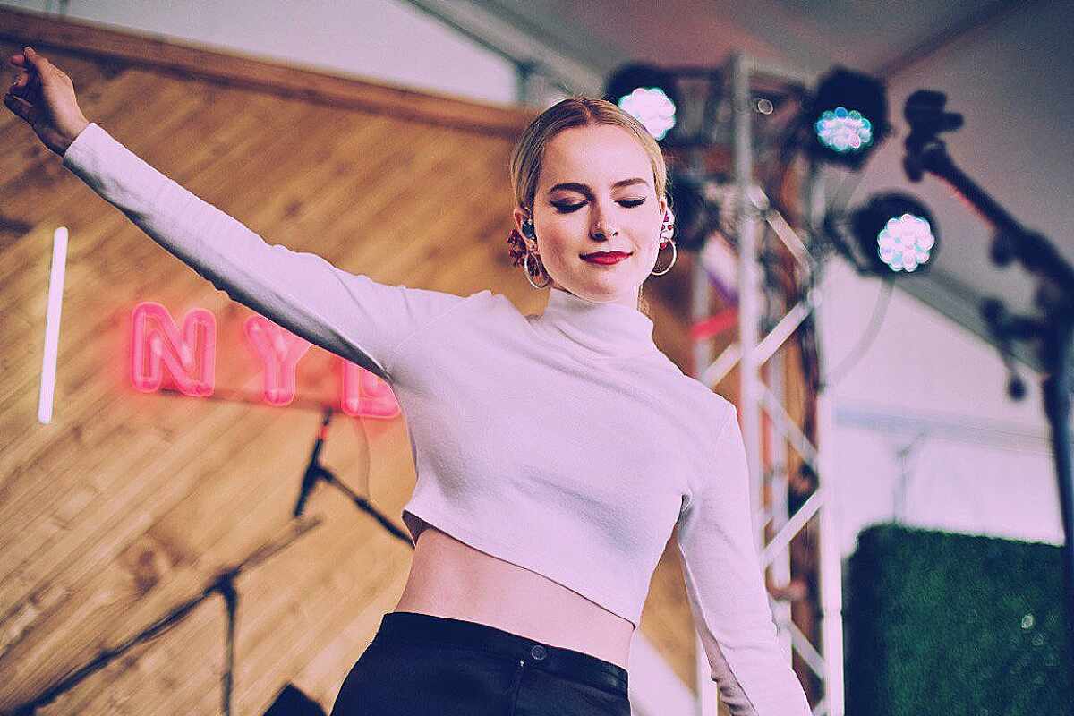 De estrella Disney a CEO espacial: La increíble transformación de Bridgit Mendler