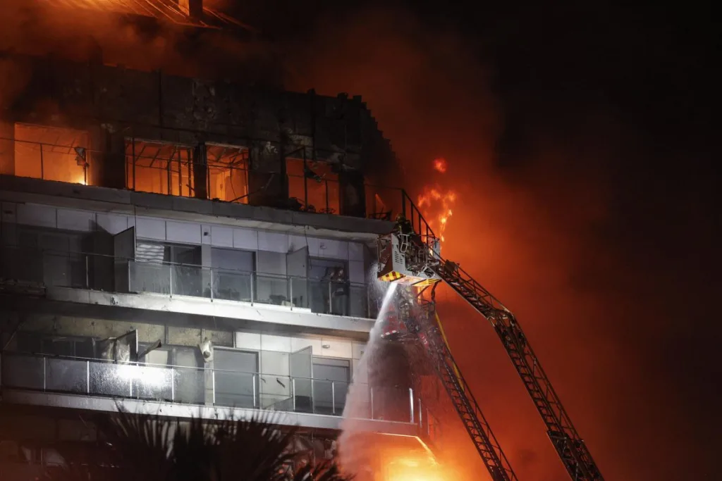 Cuatro muertos en el incendio de los edificios de Valencia, según Emergencias 1