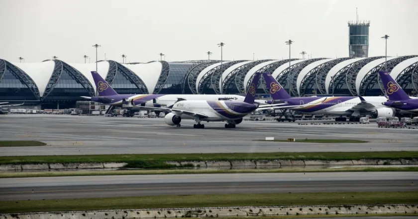 Detienen a un pasajero canadiense tras abrir la puerta de un avión en Tailandia