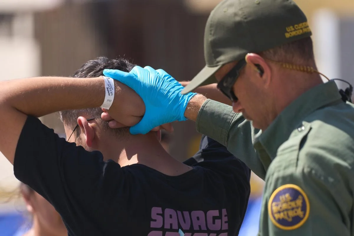 EE.UU. estudia liberar a miles de inmigrantes detenidos por falta de fondos, según el WP 1